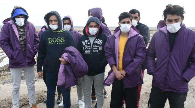 Arkadaşları donarak yaşamını yitiren göçmenler, yaşananları paylaştı