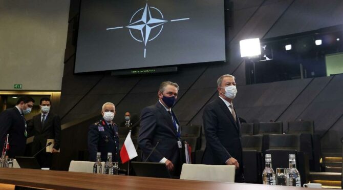 Bakan Akar, NATO Karargahındaki ikinci gün oturumlarına katıldı