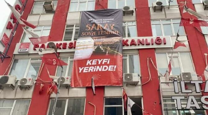 Balıkesir'de CHP'nin afişi savcılık talimatıyla kaldırıldı