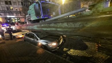 Beşiktaş'ta vinç, araçların üzerine devrildi