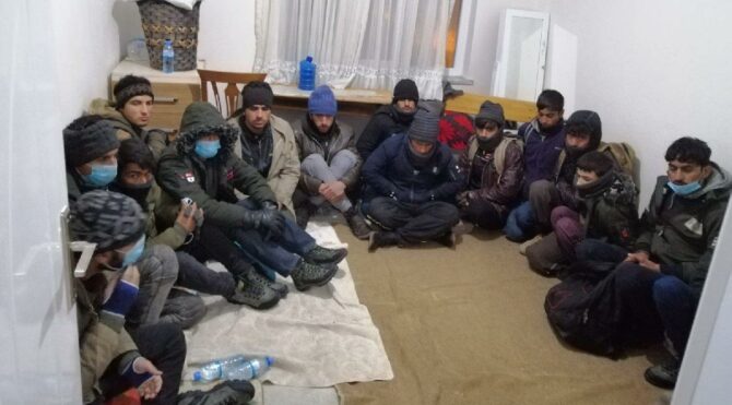 Bir evde 55 Afganistanlı kaçak göçmen yakalandı