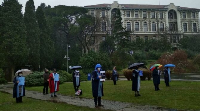 Boğaziçi Üniversitesi akademisyenlerinin yağmur altında nöbeti sürdü