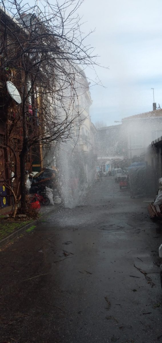 Büyükada’da İSKİ borusu patladı, su metrelerce yükseğe fışkırdı #3