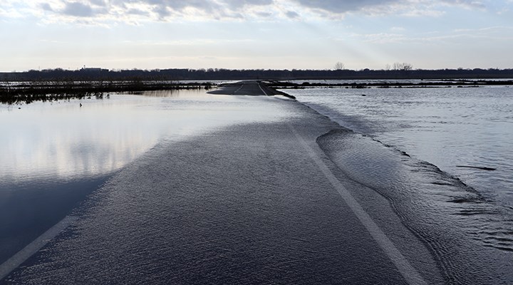 Edirne'de Ergene Nehri taştı, köy yolları kapandı