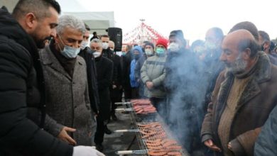 Erzincan'da bedava sucuk-ekmek izdihama sebep oldu