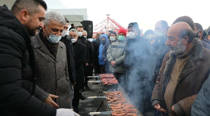 Erzincan'da bedava sucuk-ekmek izdihama sebep oldu