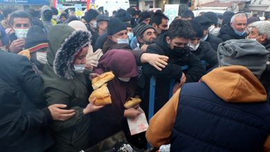 Erzincan'da Dörtyol meydanında bedava sucuk izdihamı