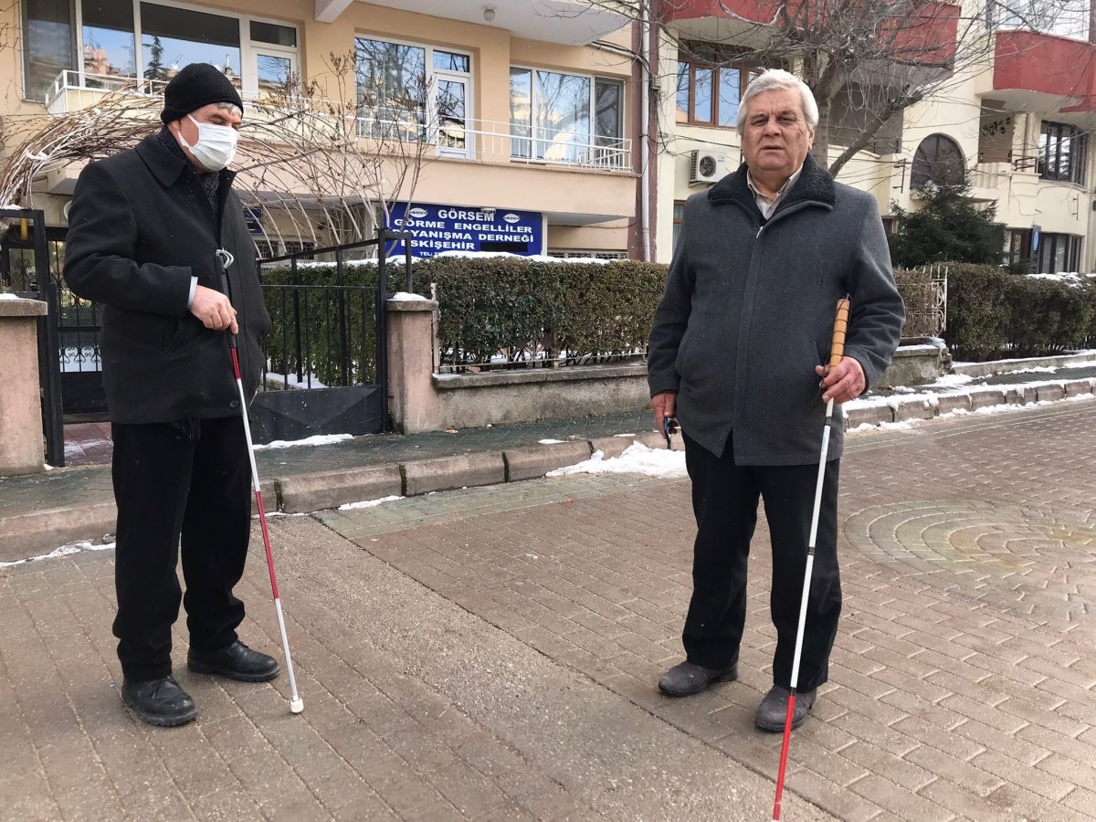 Eskişehir de görme engelli vatandaşlar, sarı çizgilerden şikayetçi #2