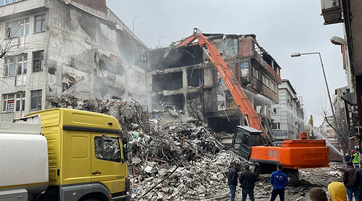 Güngören'de 5 kişinin yaşamını yitirdiği bina yıkıldı