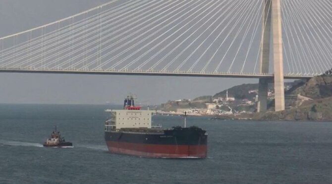 Hasar alan gemiler İstanbul Boğazı'ndan geçti