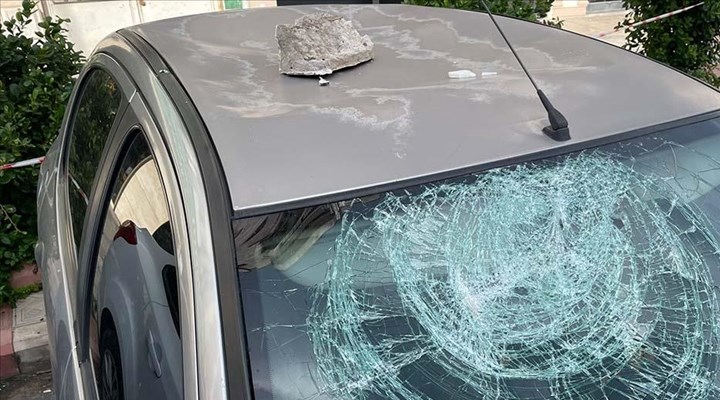 Hatay'da fırtına çatıları uçurdu, araçlarda hasara yol açtı