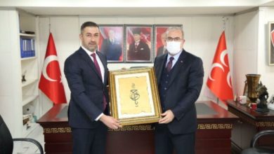 İmamoğlu'na randevu vermeyen Vali Toraman'dan MHP’li başkanla hediyeleşme