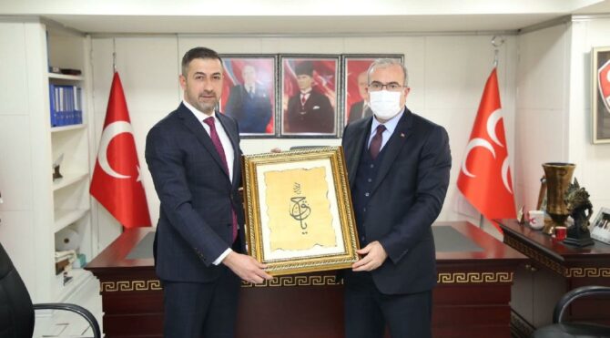 İmamoğlu'na randevu vermeyen Vali Toraman'dan MHP’li başkanla hediyeleşme