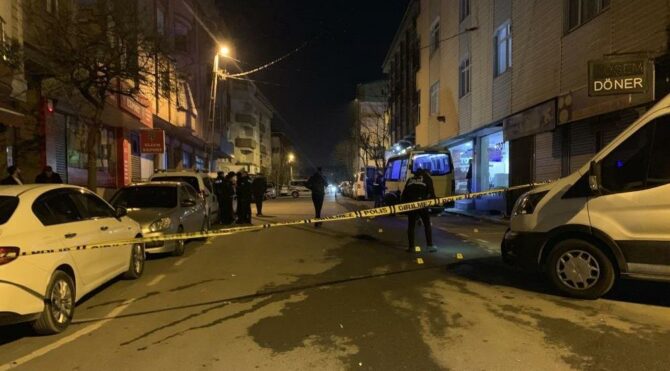 İstanbul'da 5 kişilik gruba silahlı saldırı: Ölü ve yaralılar var
