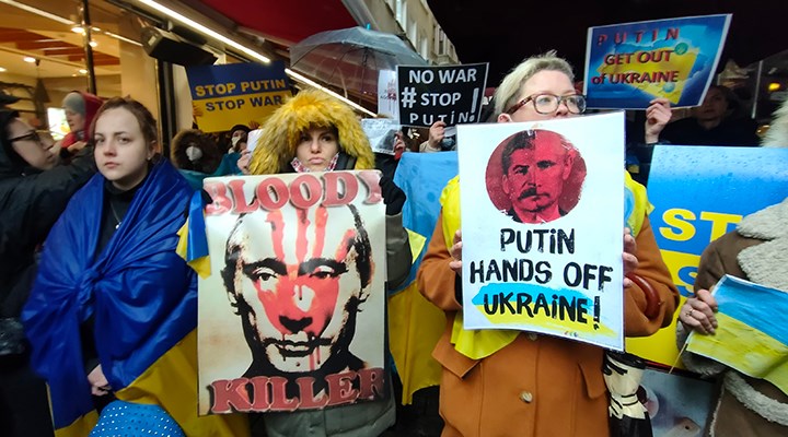 İstanbul'da bir grup Ukraynalı, Rusya Başkonsolosluğu'nun önünde eylemde
