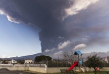 İtalya'da Etna Yanardağı yeniden kül ve lav püskürttü