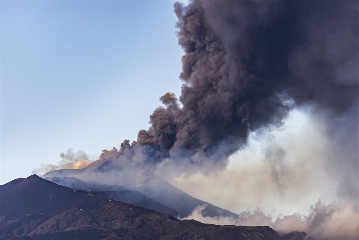 İtalya da Etna Yanardağı yeniden kül ve lav püskürttü #2