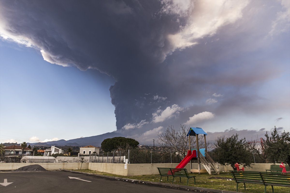 İtalya da Etna Yanardağı yeniden kül ve lav püskürttü #4