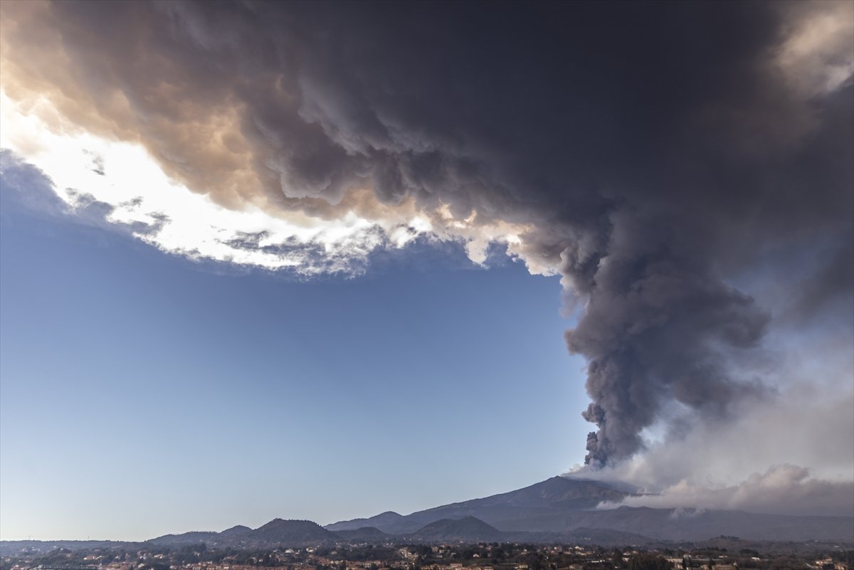 İtalya da Etna Yanardağı yeniden kül ve lav püskürttü #5