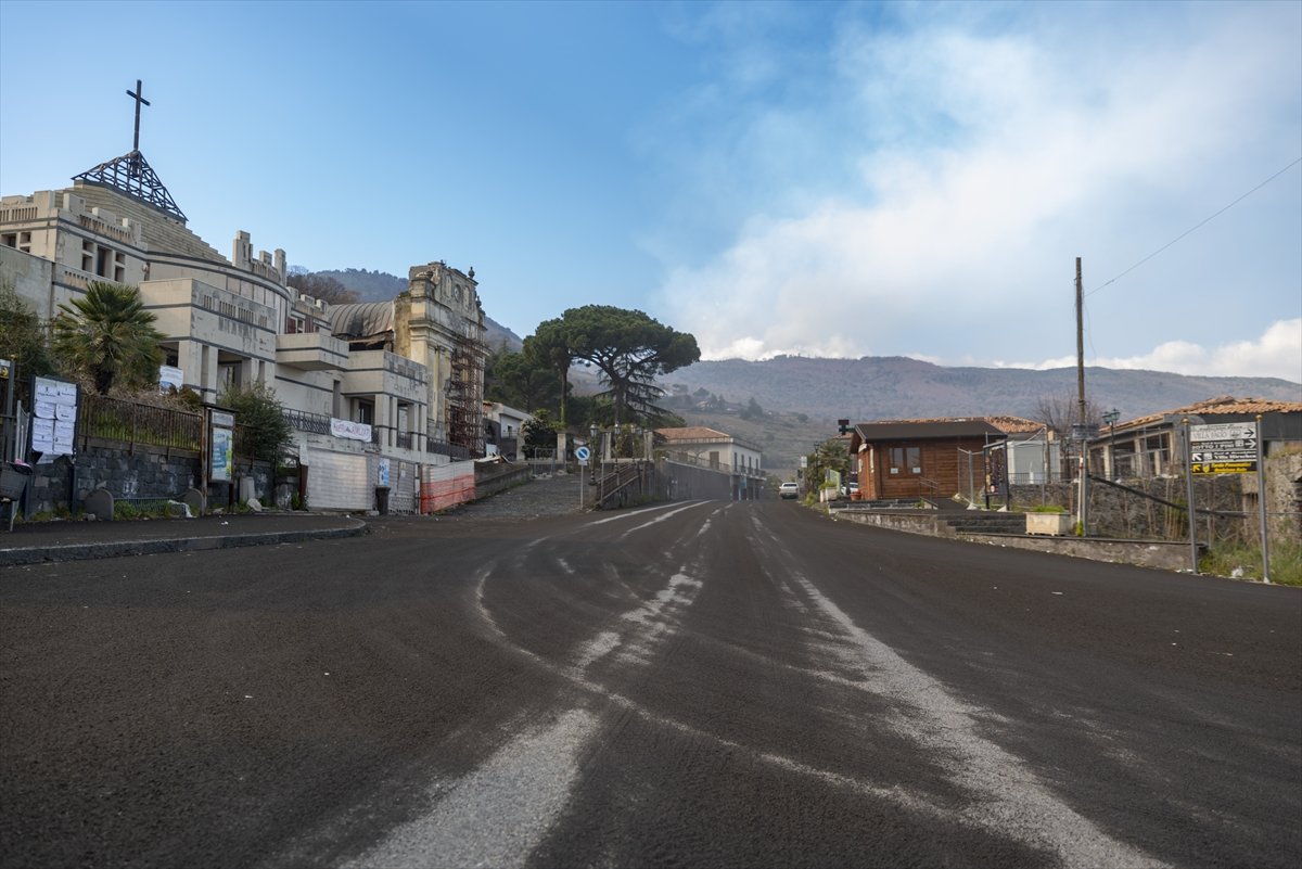İtalya da Etna Yanardağı yeniden kül ve lav püskürttü #6