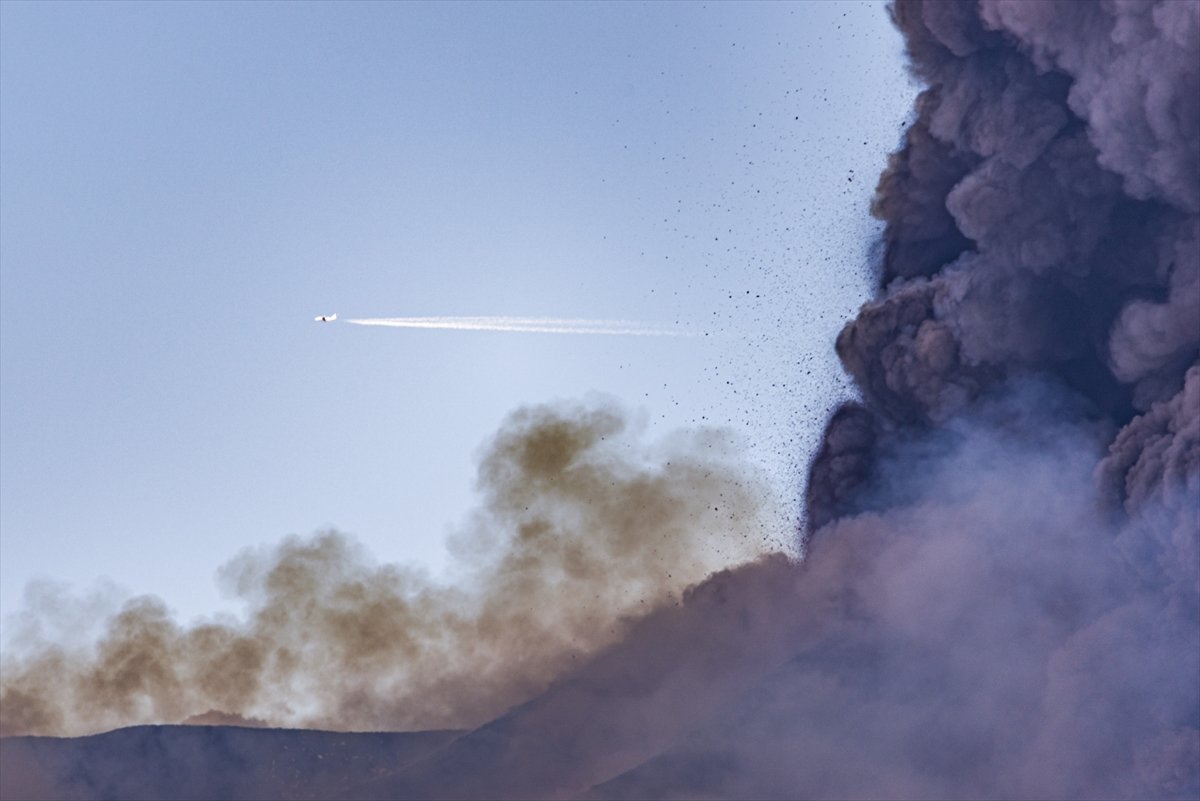İtalya da Etna Yanardağı yeniden kül ve lav püskürttü #8
