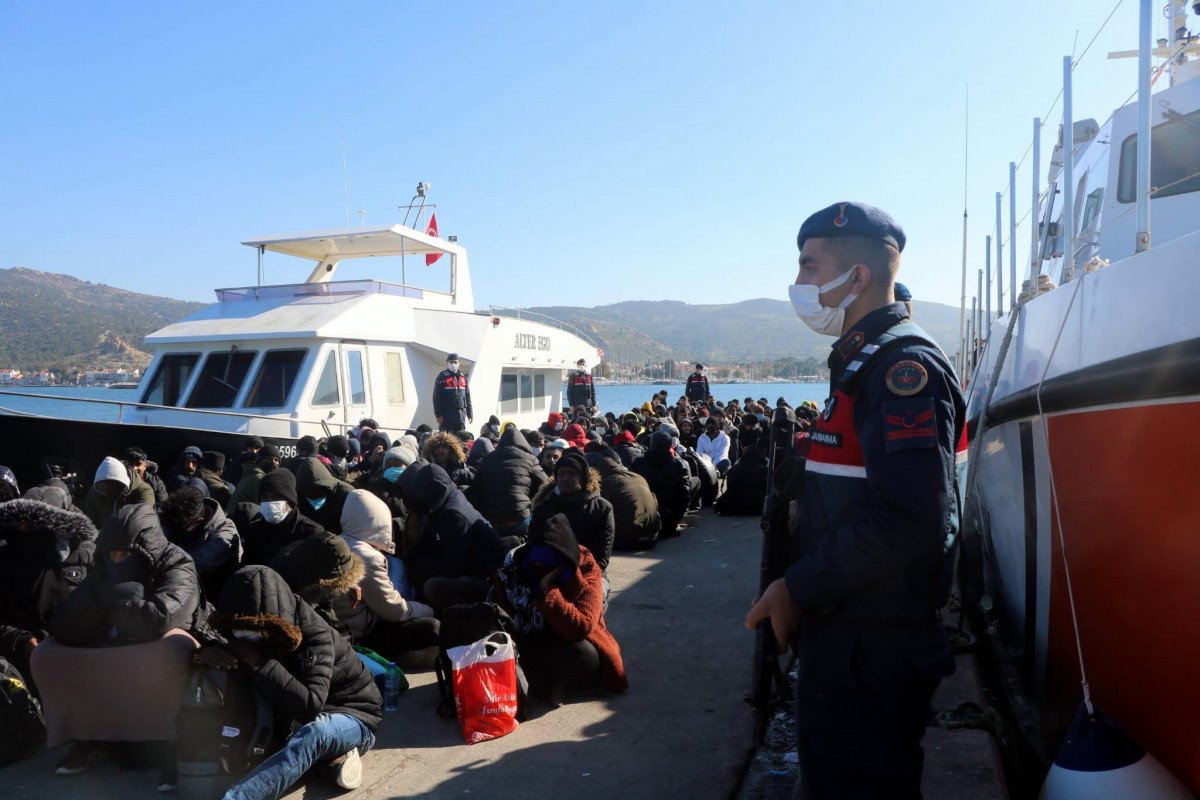 İzmir’de, 226 kaçak göçmen ile 10 organizatör yakalandı #1