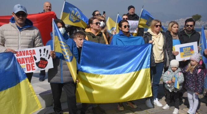 İzmir'de Ukraynalılar'dan Avrupa ve ABD'ye tepki