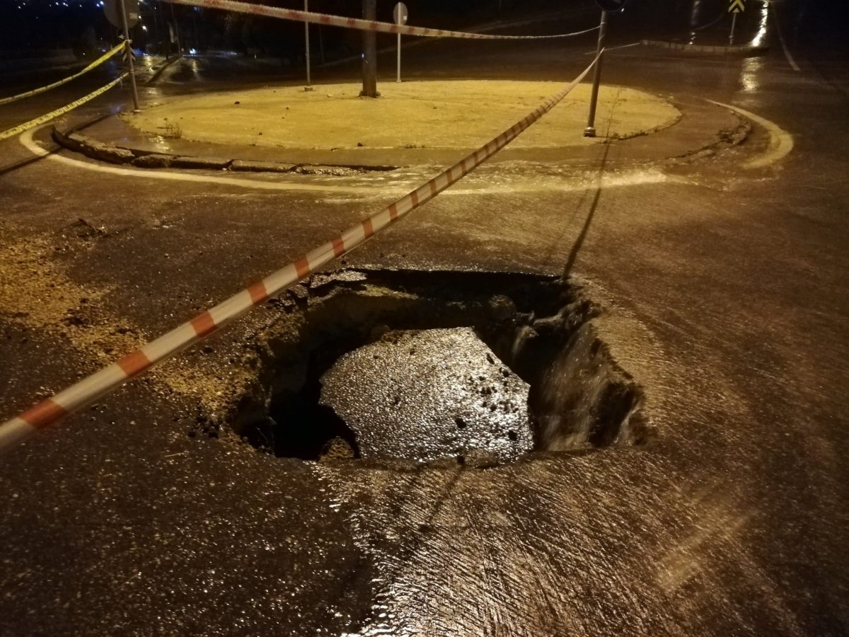 İzmir’i sağanak vurdu: Ev ve iş yerlerini su bastı, yol çöktü #4