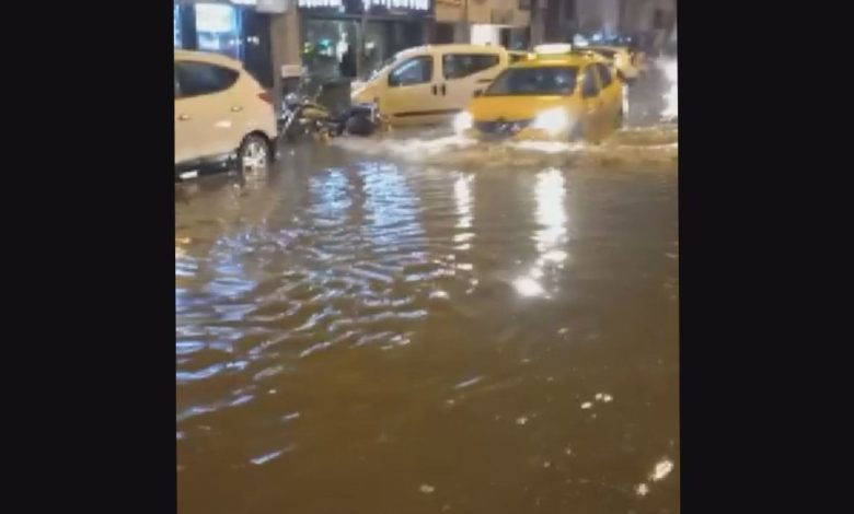 İzmir’i sağanak vurdu: Ev ve iş yerlerini su bastı