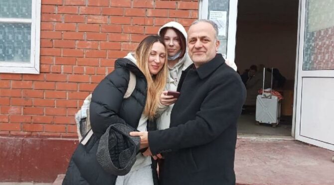 İzmit'ten Ukrayna'ya gidip, eşi ve kızını aldı