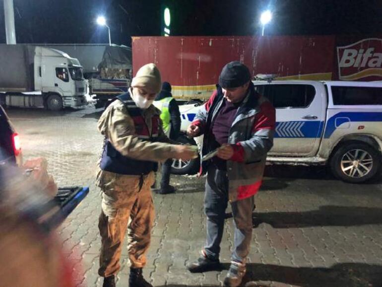Jandarmadan yolda kalanlara çorba ikramı