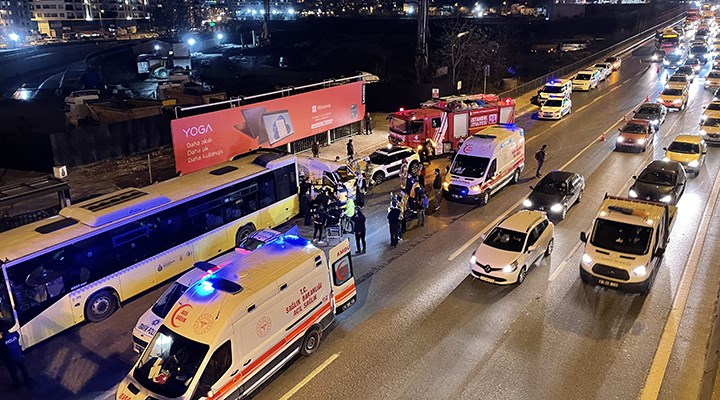 Kadıköy'de 4 aracın karıştığı zincirleme kaza: 2 yaralı