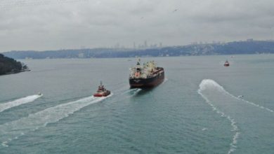 Karadeniz'de vurulan Türk gemisi Boğaz'dan geçti