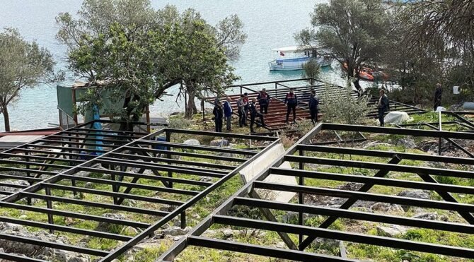 Kaş’taki kaçak yapılar yıkıldı