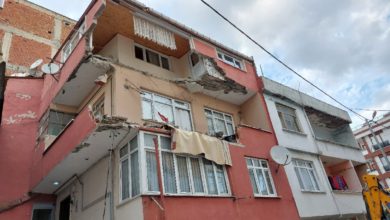 Küçükçekmece'de düşen balkon, deprem etkisi yarattı
