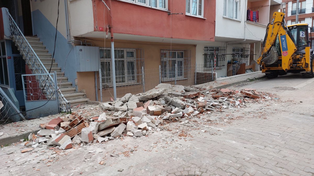 Küçükçekmece de düşen balkon, deprem etkisi yarattı #2