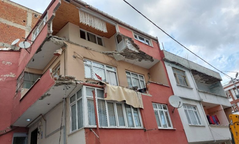 Küçükçekmece'de düşen balkon, deprem etkisi yarattı