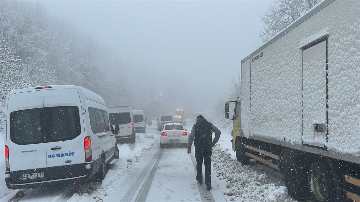 Kütahya da kar aniden bastırdı: Yollar 3 saatte açıldı #2
