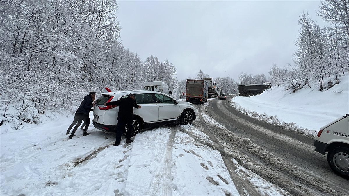 Kütahya da kar aniden bastırdı: Yollar 3 saatte açıldı #4