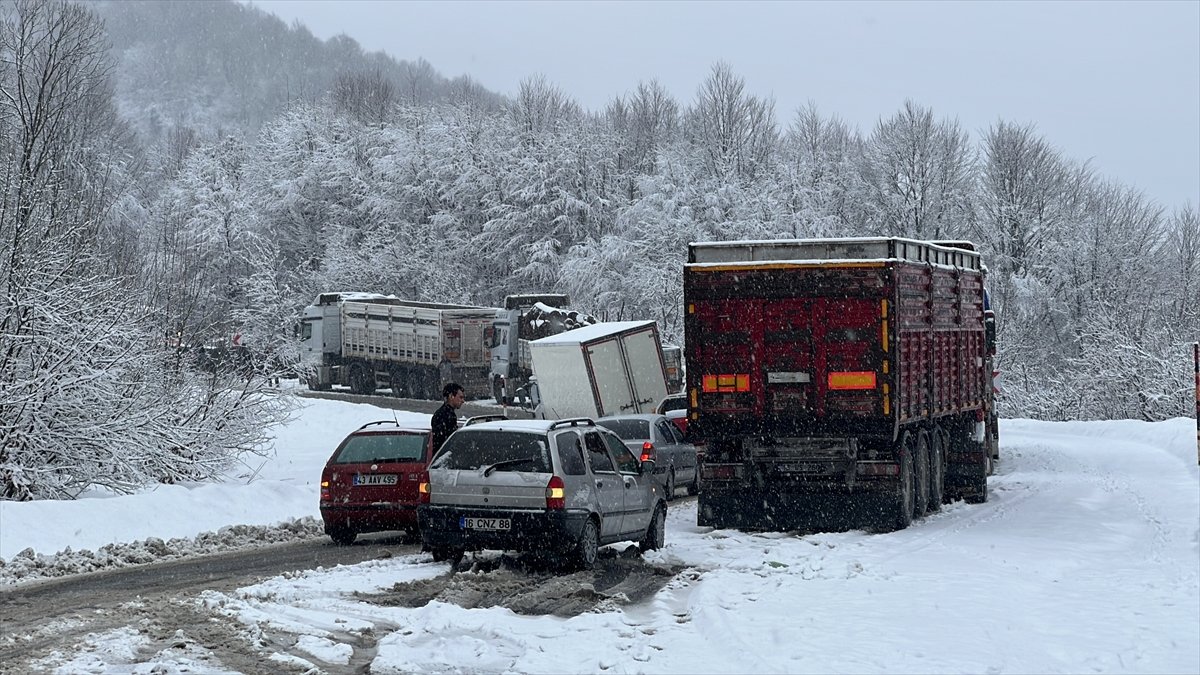 Kütahya'da kar aniden bastırdı: Yollar 3 saatte açıldı
