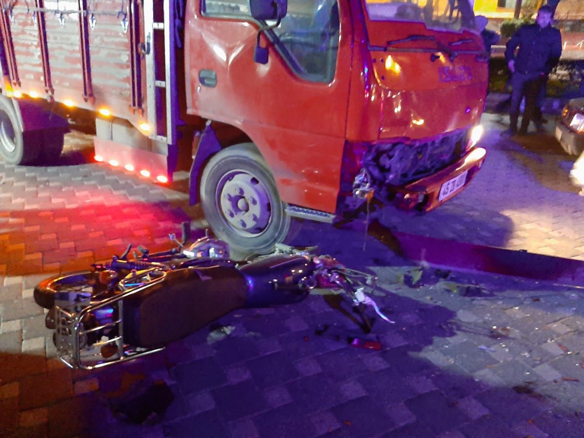 Manisa’da kamyonet ile motosiklet çarpıştı: 1 ölü, 1 ağır yaralı #2