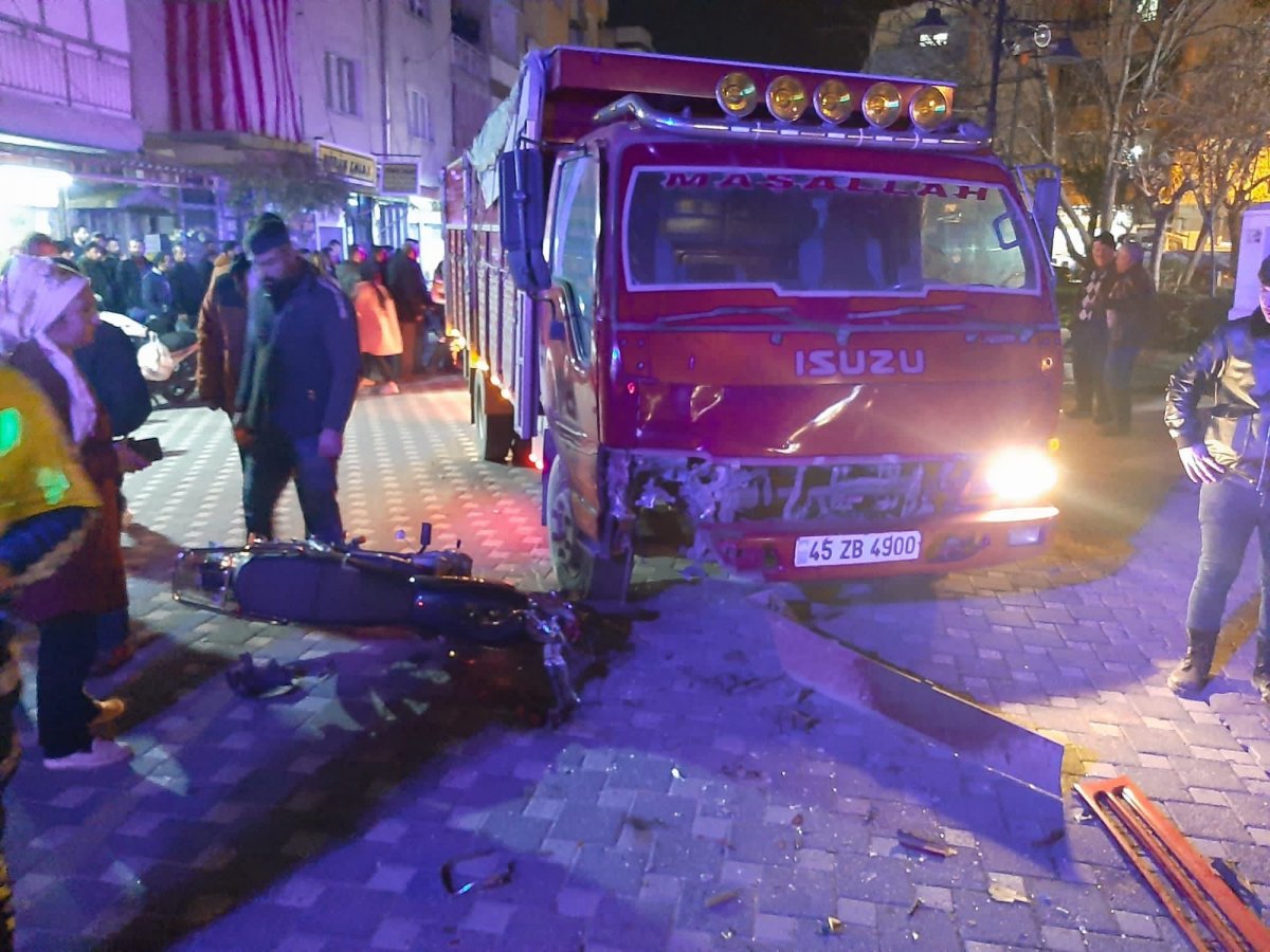 Manisa’da kamyonet ile motosiklet çarpıştı: 1 ölü, 1 ağır yaralı #3