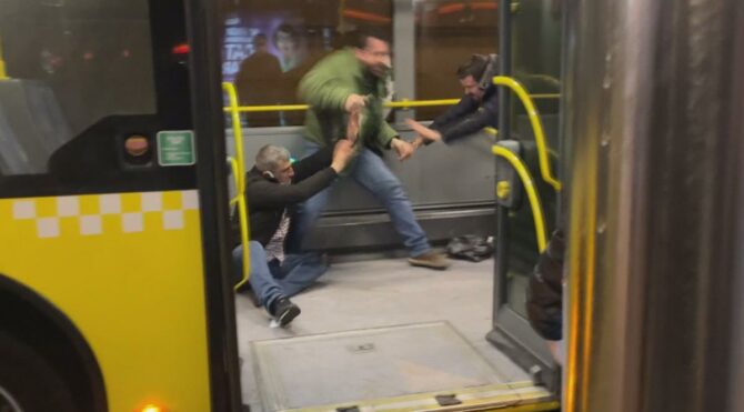 Metrobüste bıçaklı kavga dehşeti