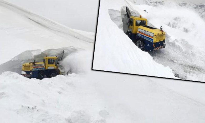 Muş'taki köy yolunda kar kalınlığı 7 metreye ulaştı
