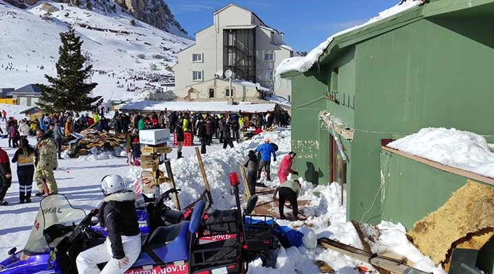 Otelin verandası çökünce tatilciler altında kaldı: 8 kişi yaralandı