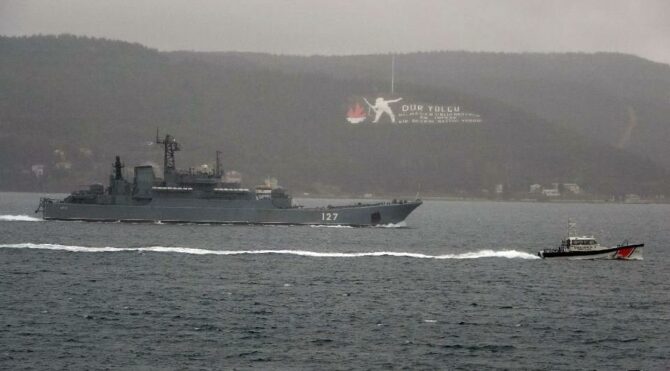 Rus savaş gemileri Çanakkale Boğazı'ndan geçti