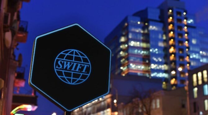 Rusya'nın SWIFT sisteminden çıkartılması ne anlama geliyor?