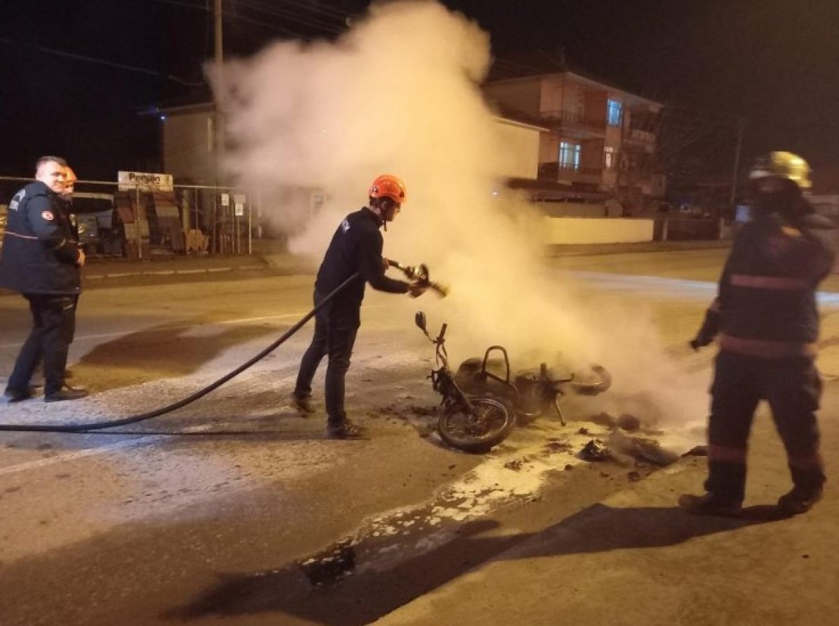 Sakarya da uygulamaya takılan sürücü motosikleti ateşe verip kaçtı #2