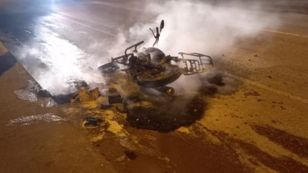 Sakarya'da uygulamaya takılan sürücü motosikleti ateşe verip kaçtı