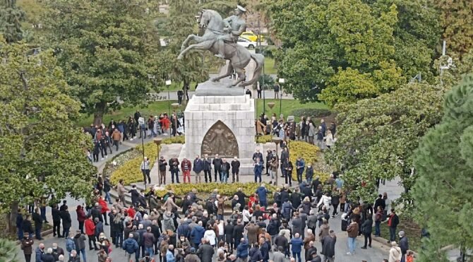 Samsun'daki Atatürk anıtına yapılan saldırıya tepkiler büyüyor